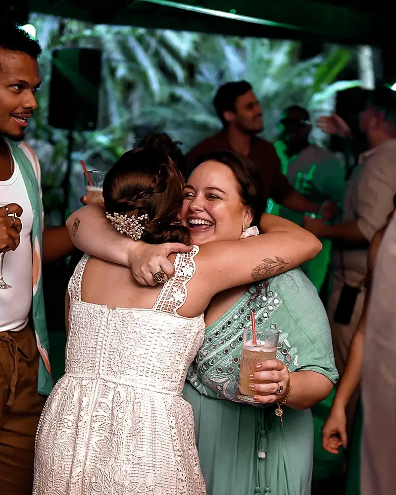 Noiva abraçando uma convidada durante a festa