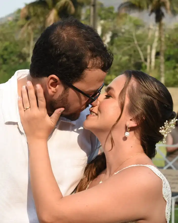 Noivos se beijando ao ar livre