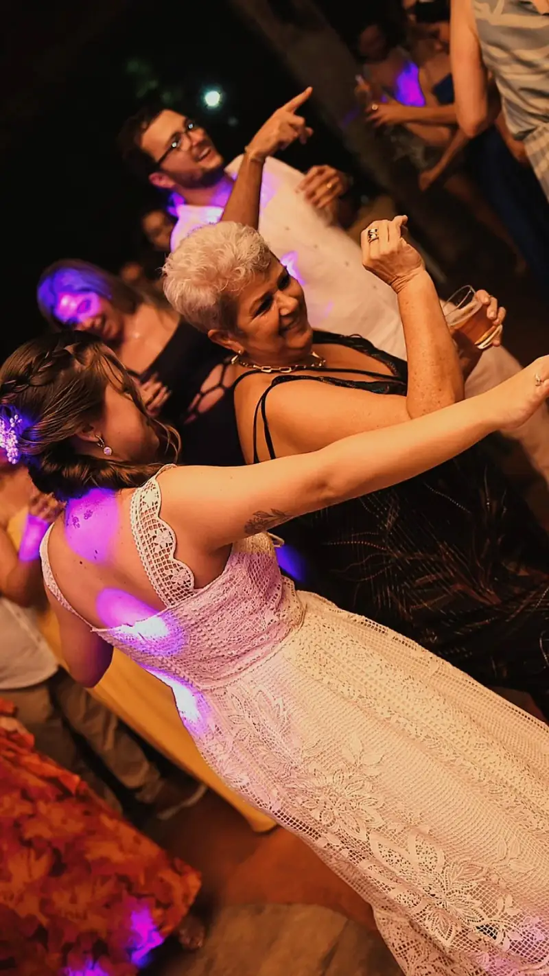 Noiva de vestido de renda dançando na festa