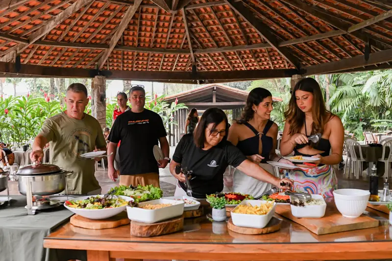 Equipe do Vale servindo os convidados no buffet