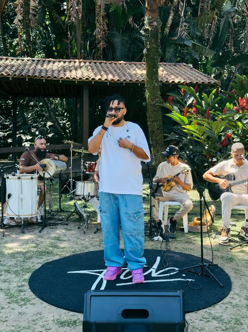 Cantor com banda ao vivo em evento corporativo no jardim
