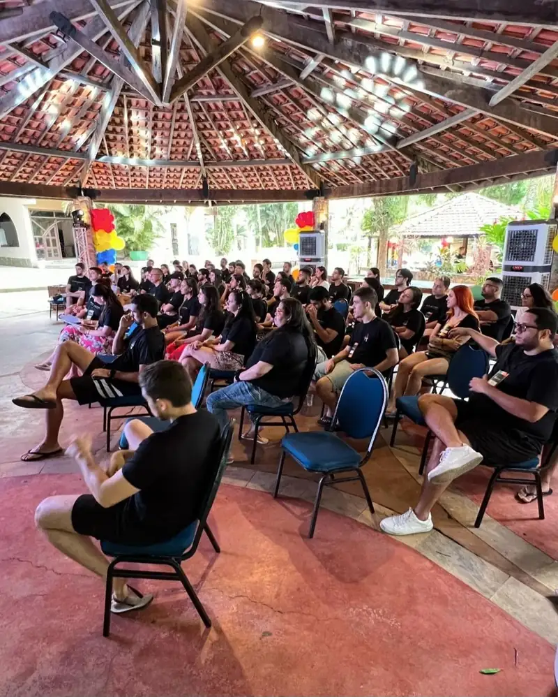 Colaboradores sentados assistindo a uma apresentação