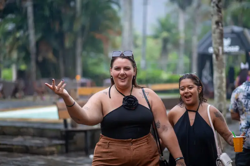 Duas amigas sorrindo e dançando na festa