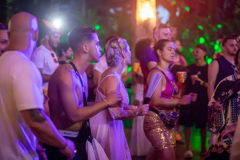 Galera dançando na festa à noite