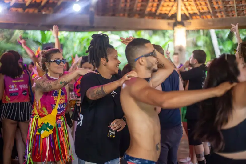 Pista de dança no salão coberto, de noite