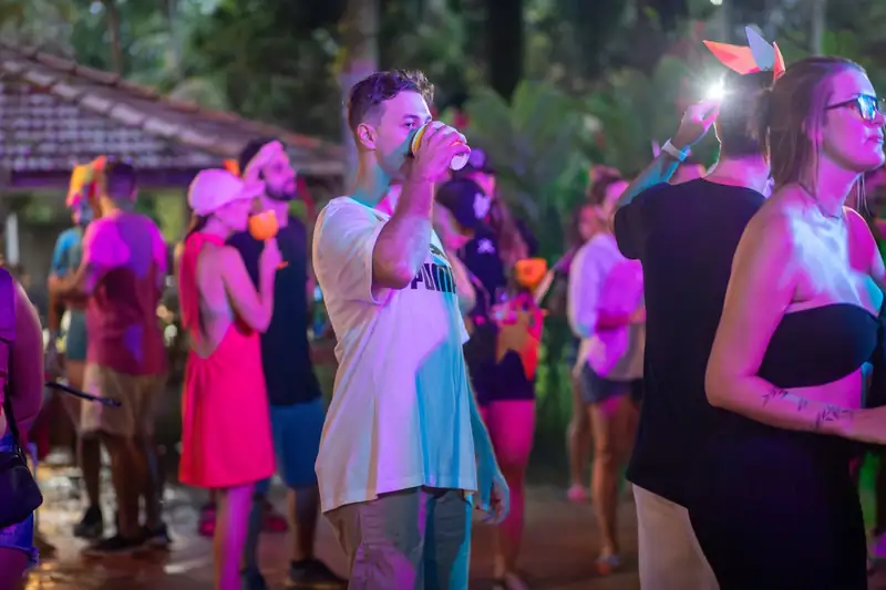 Amigos com copos na mão durante a festa
