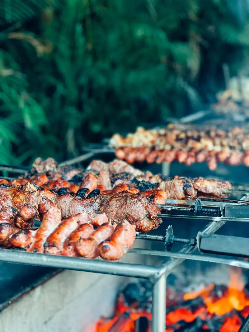 Carnes na grelha da churrasqueira
