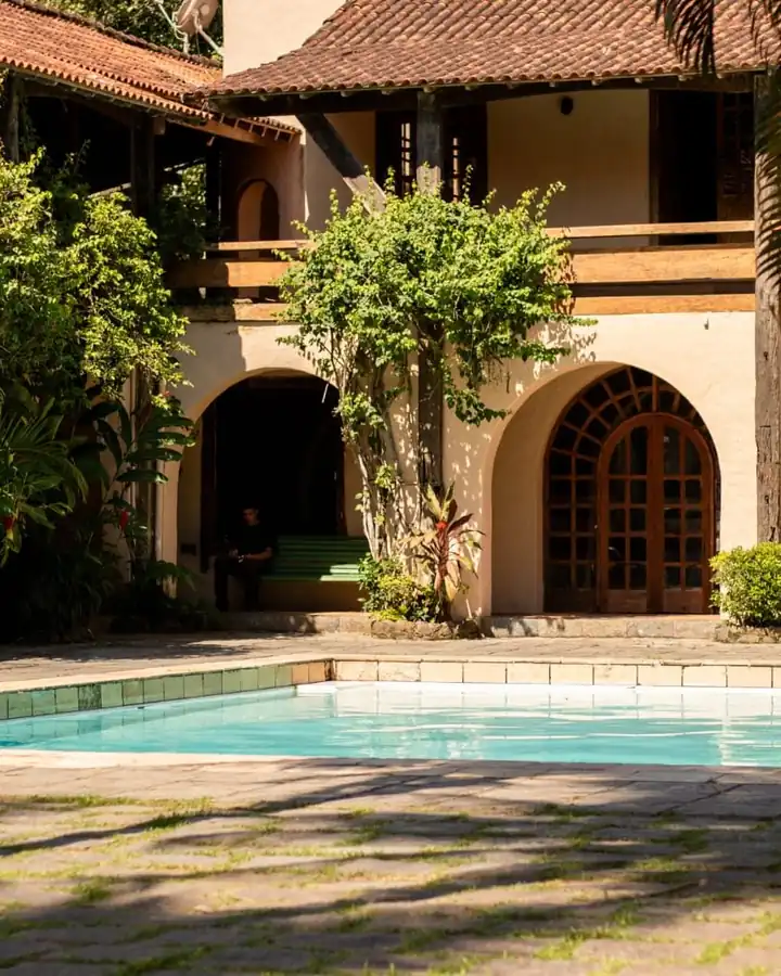 Casarão e piscina do Vale dos Coqueirais