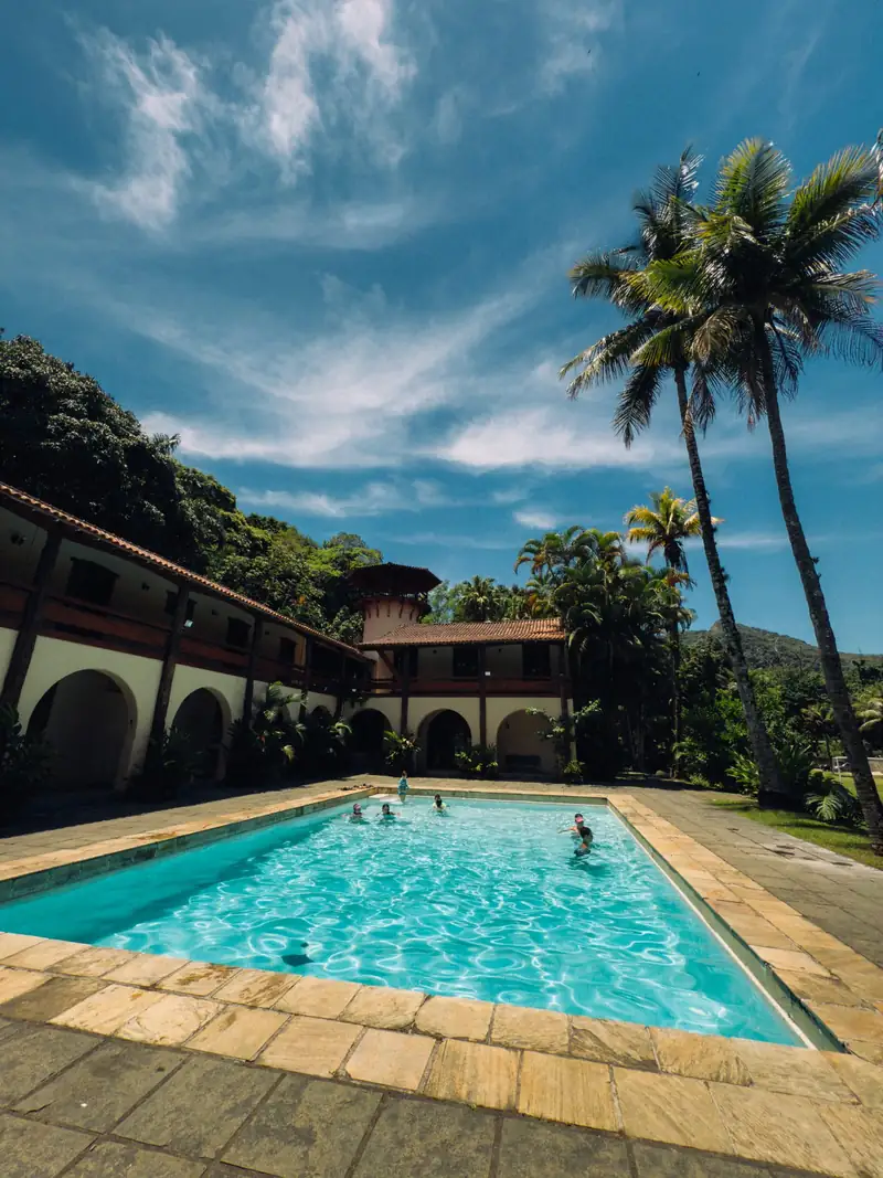 Piscina do Vale dos Coqueirais em dia de sol