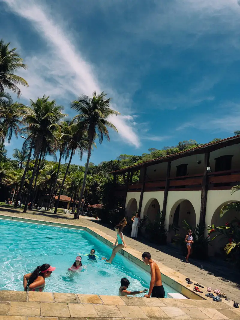 Piscina com o casarão ao fundo