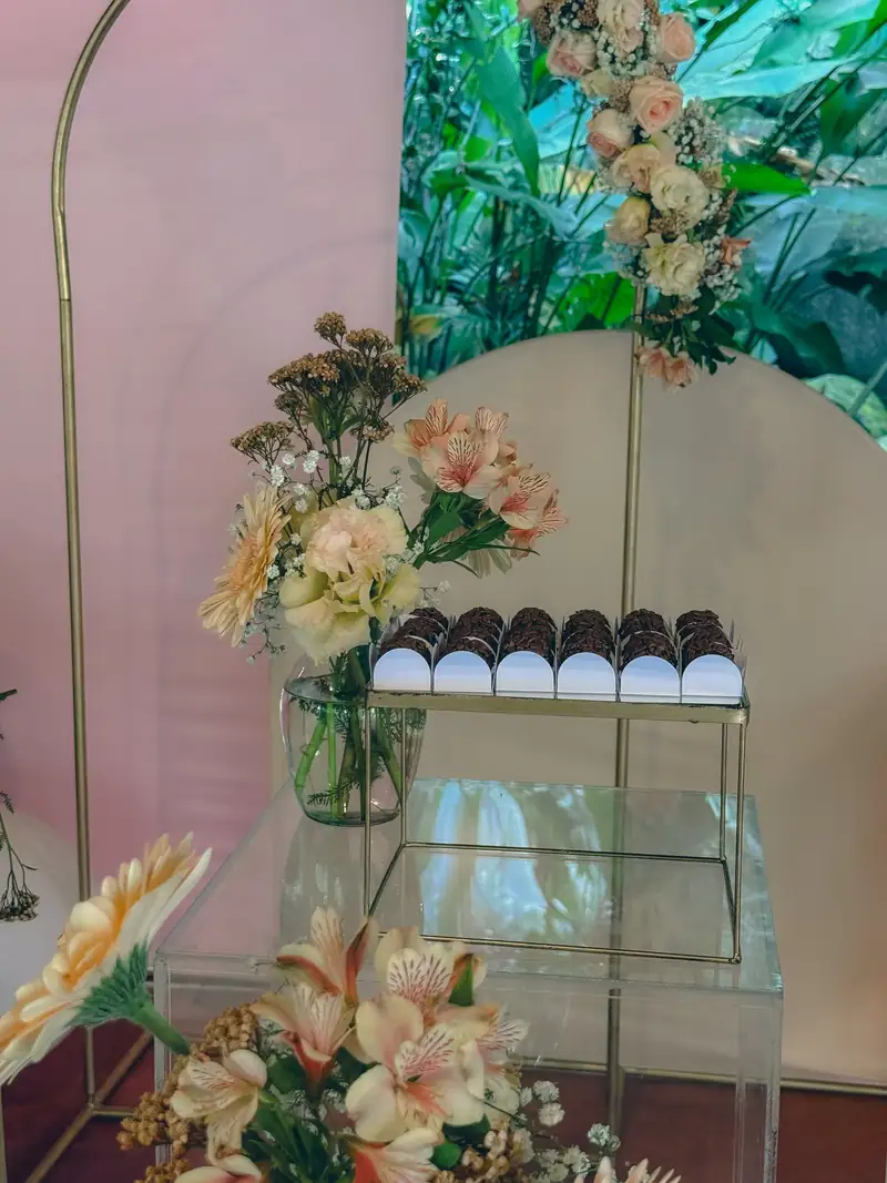 Mesa de bolo com decoração rosa e dourada