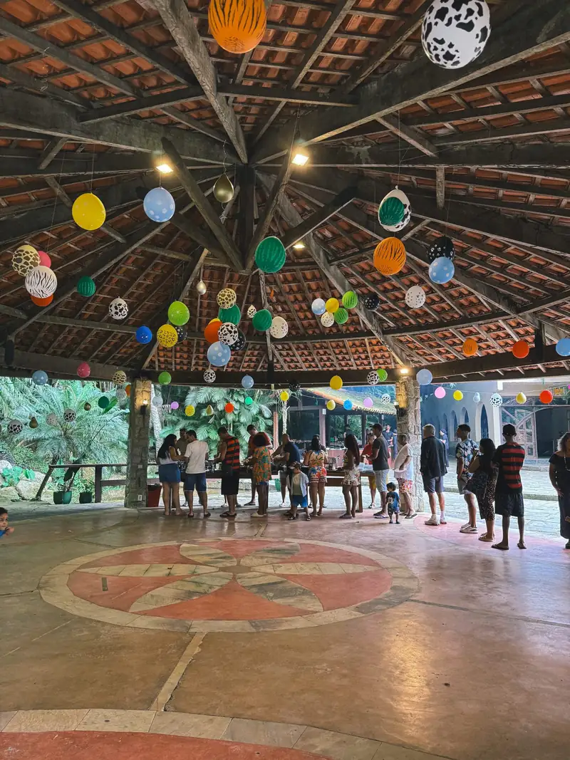 Salão coberto decorado com balões coloridos