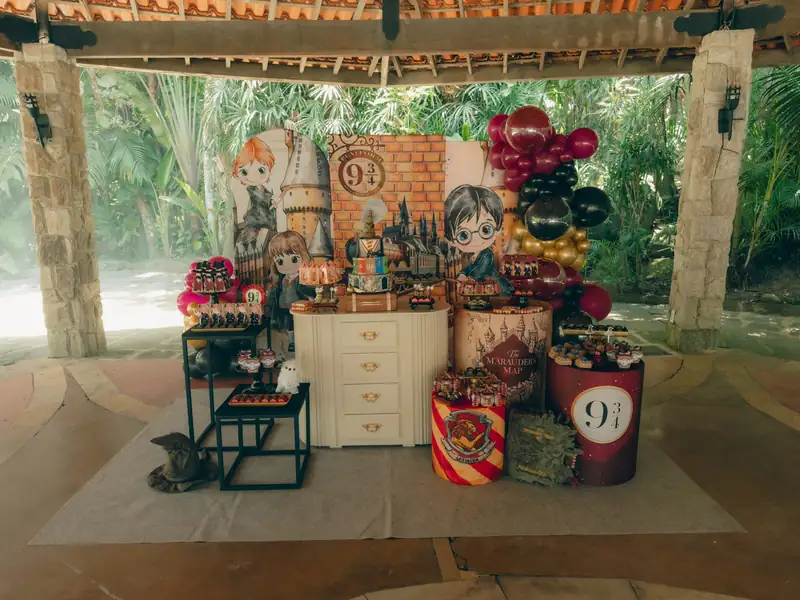 Mesa de festa com decoração temática